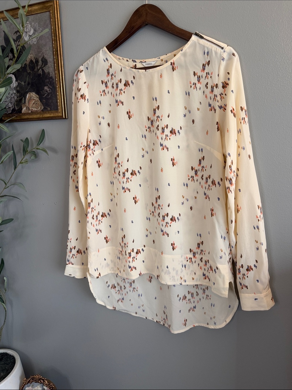 Fossil 100% Silk Blouse Size Small Cream Abstract Print Hi Low Hem - Picture 3 of 9